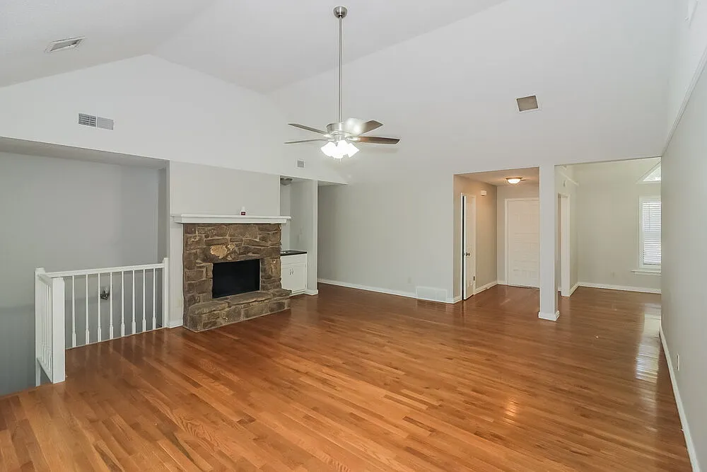 3 bed, 2.0 bath, 2680 sqft, $2,185 — Photo 4