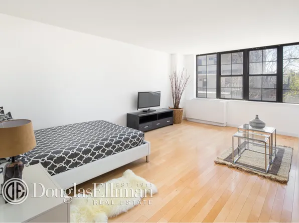 222 West 14th Street image 1 of 7