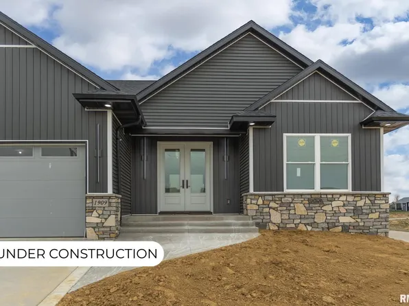 1909 E 59th Ct, Davenport, IA 52807