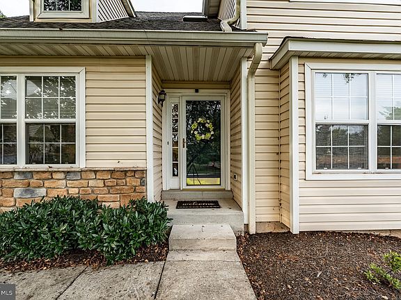 3rd image of 180 Canterbury Ln