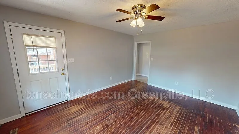 3 bed, 1.0 bath, 905 sqft, $995 — Photo 3