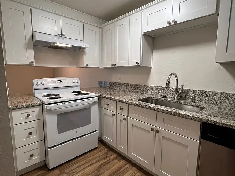 3930 Lake Grove Ave #1C — Photo 12