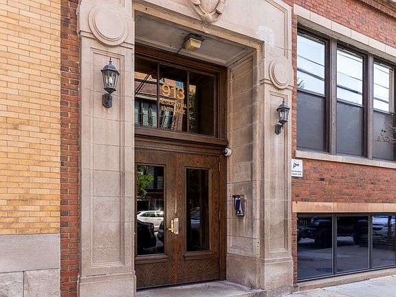 2nd image of 913 W Van Buren St APT 5D