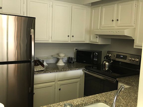 3rd image of 1465 E Putnam Ave APT 203