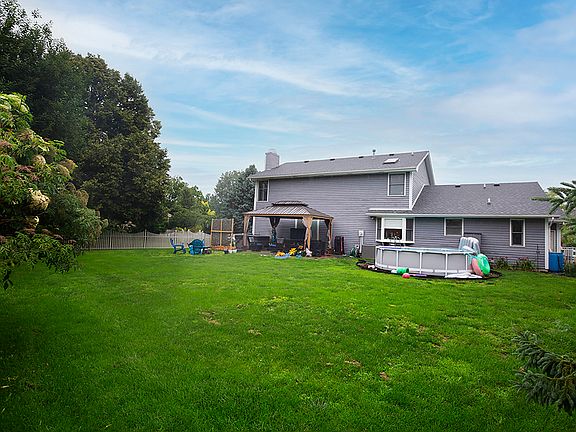 3rd image of 1 Harbor Pointe Ct