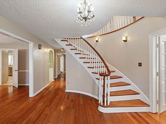 3rd image of 350 Valley View Ln
