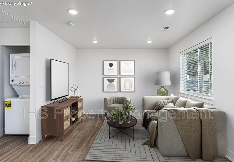452 S 40th Ave — Photo 1