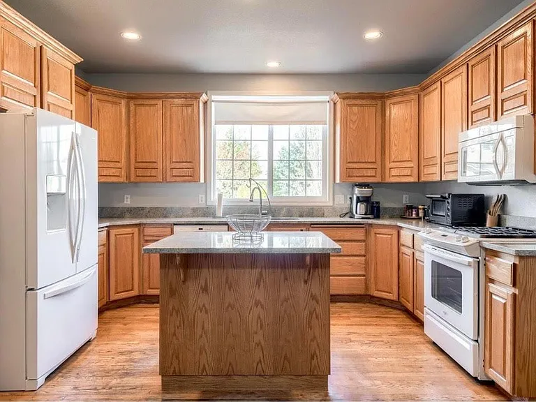 1238 NE Cedar Ridge Loop — Photo 7