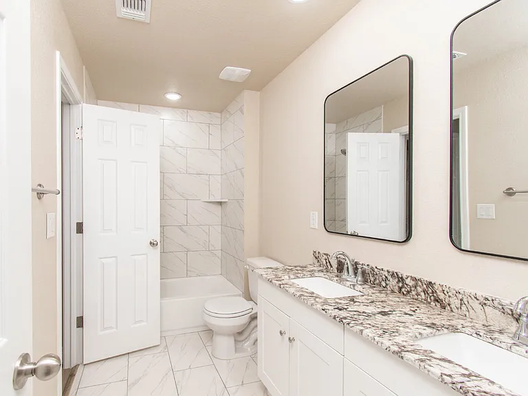 806 White Meadow Ln #B — Photo 11