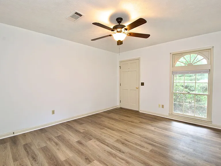 1109 Drew Ln — Photo 2