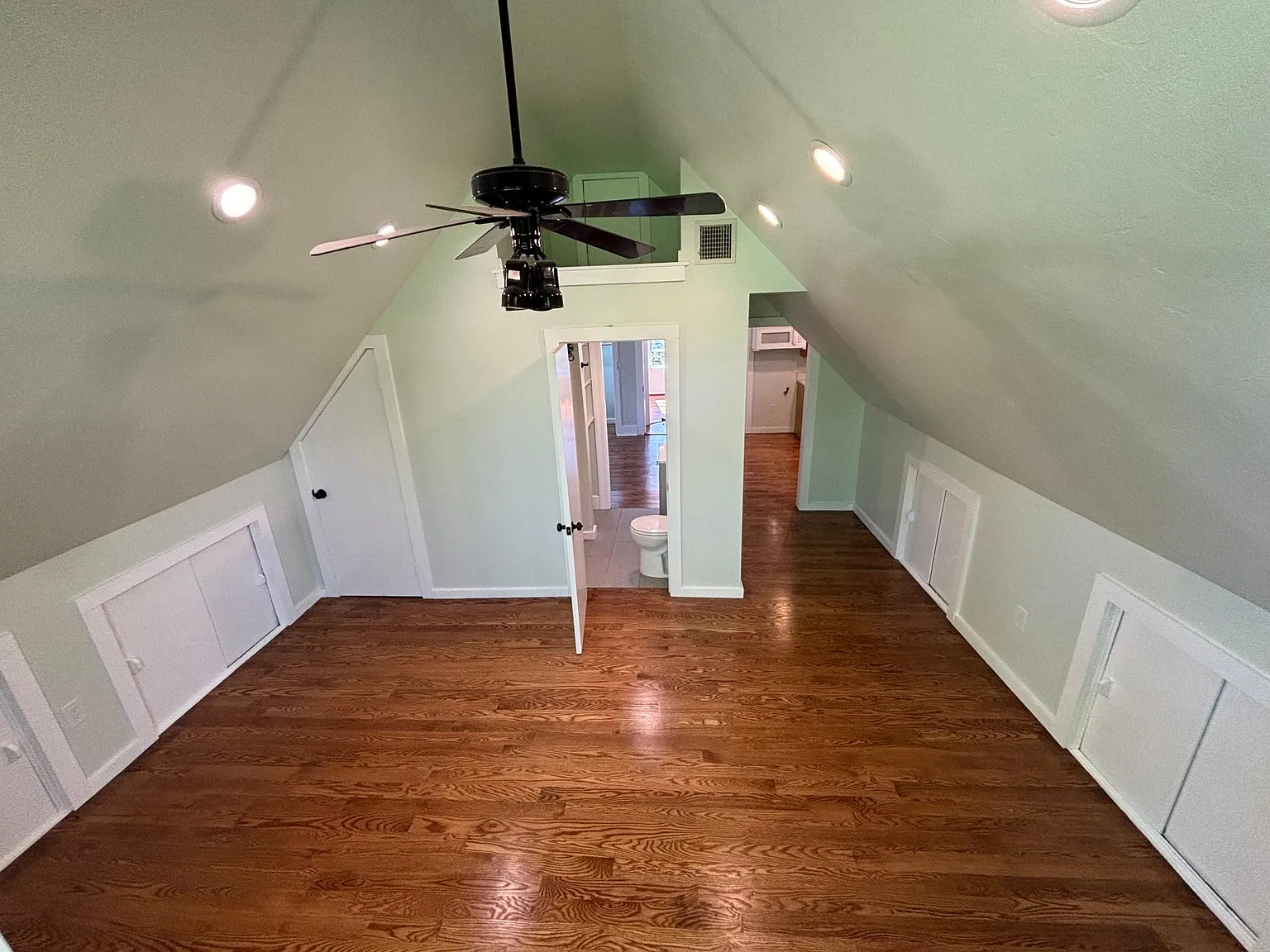 2 bed, 700 sqft, $1,900 — Photo 2