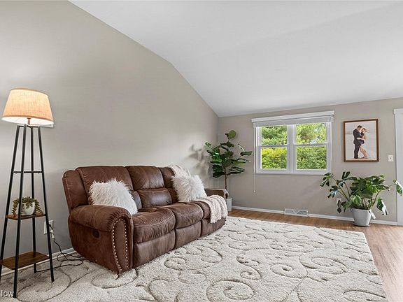 5th image of 180 Ashwood Dr
