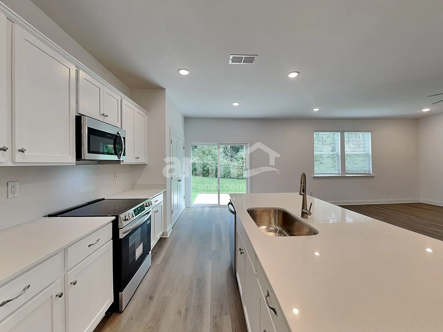 4 bed, 2.5 bath, 1977 sqft, $2,550 — Photo 4