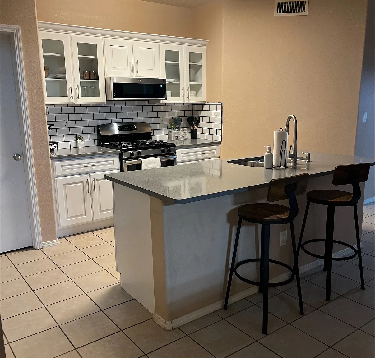 4 bed, 2162 sqft, $4,650 — Photo 2
