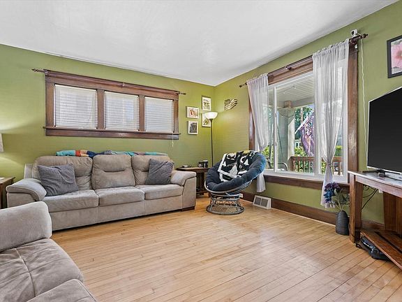 4th image of 106 Juneau STREET