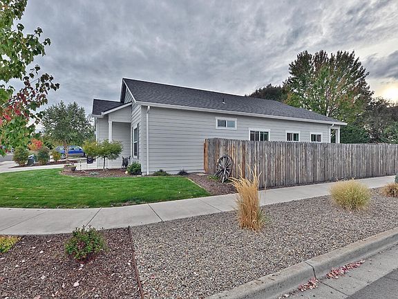 3rd image of 699 Kaitlin Ln