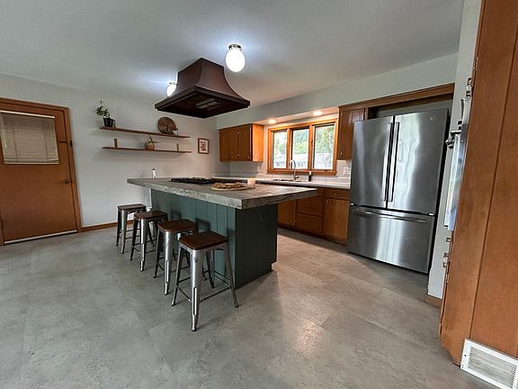 2nd image of 710 Lakeview Ave