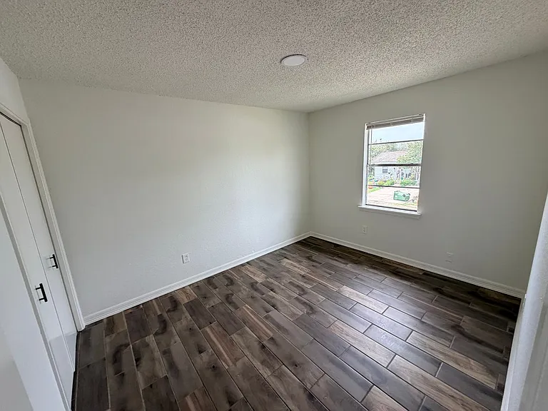 155 N Iowa Ave — Photo 4