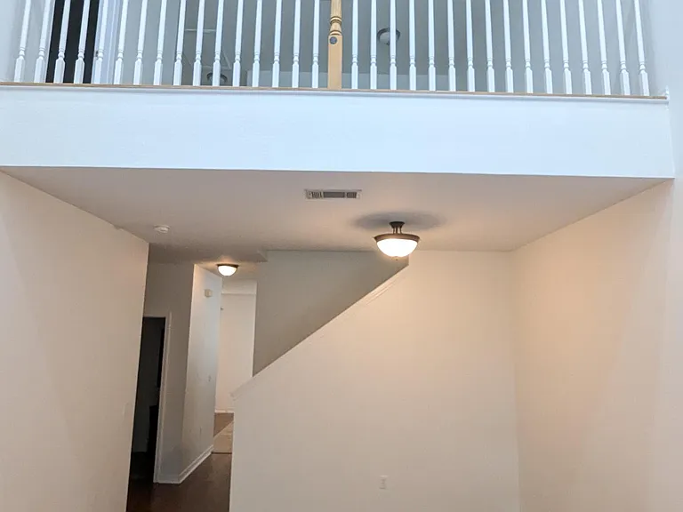 1537 Bentley Cir — Photo 2
