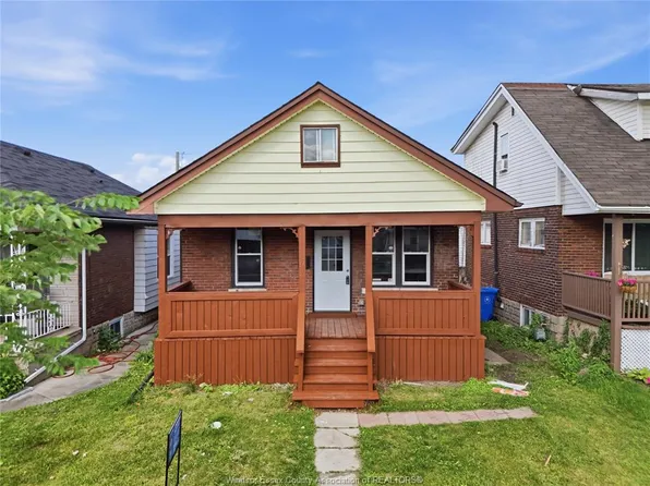 1030 Oak St, Windsor, ON N9A 5G4