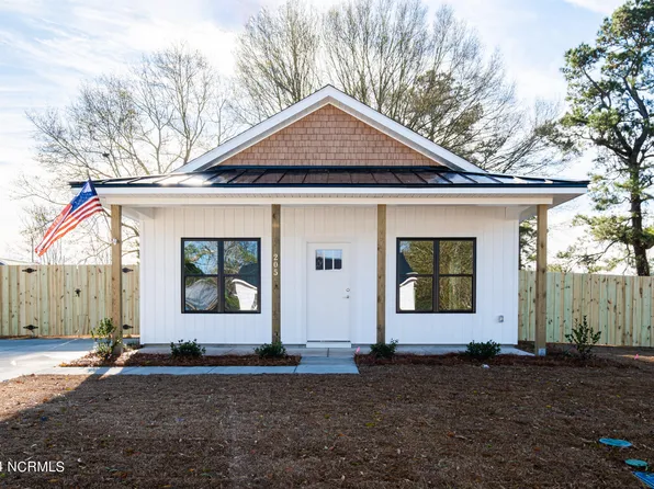 205 W Bridgers Street, Burgaw, NC 28425
