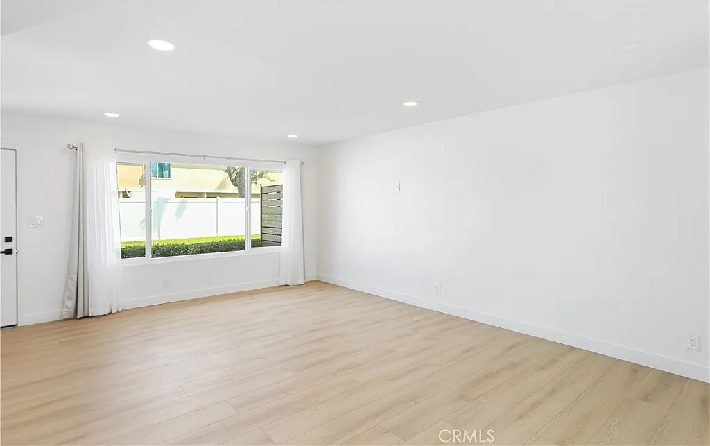 2 bed, 2.5 bath, 1200 sqft, $3,600 — Photo 3