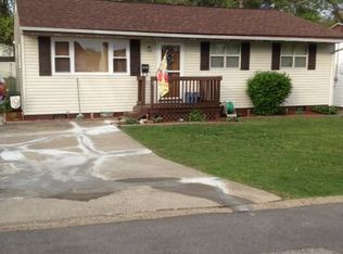 214 Valley View Dr, Hurricane, WV 25526