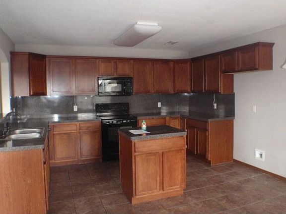 3rd image of 1807 Twin Oaks Dr