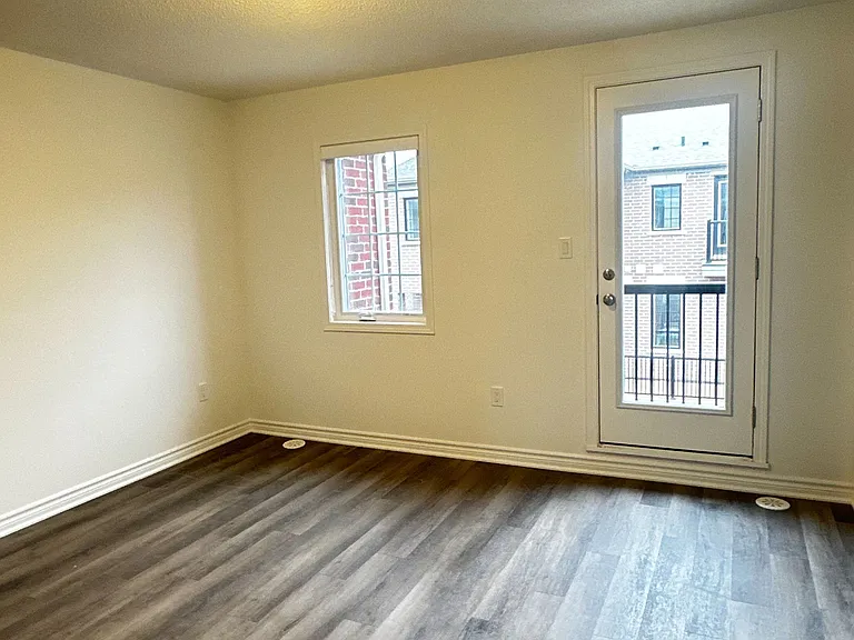 1259 Lily Cres #12 — Photo 4