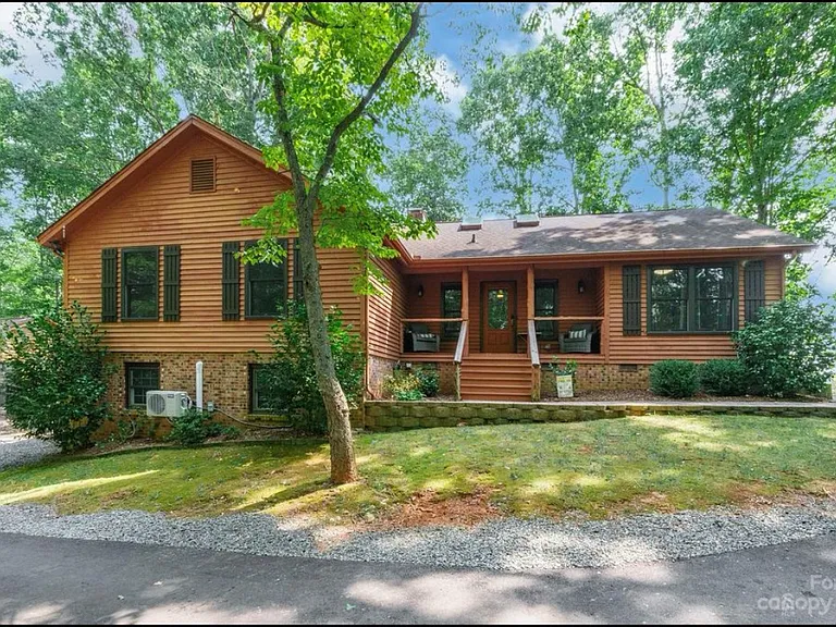 318 Wellington Dr — Photo 1
