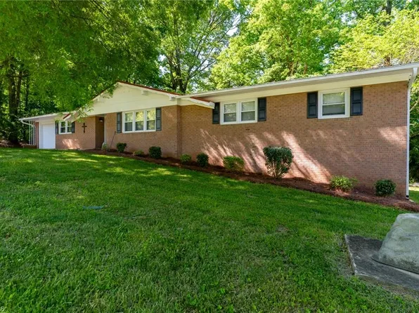 1084 Skyline Dr, Asheboro, NC 27205