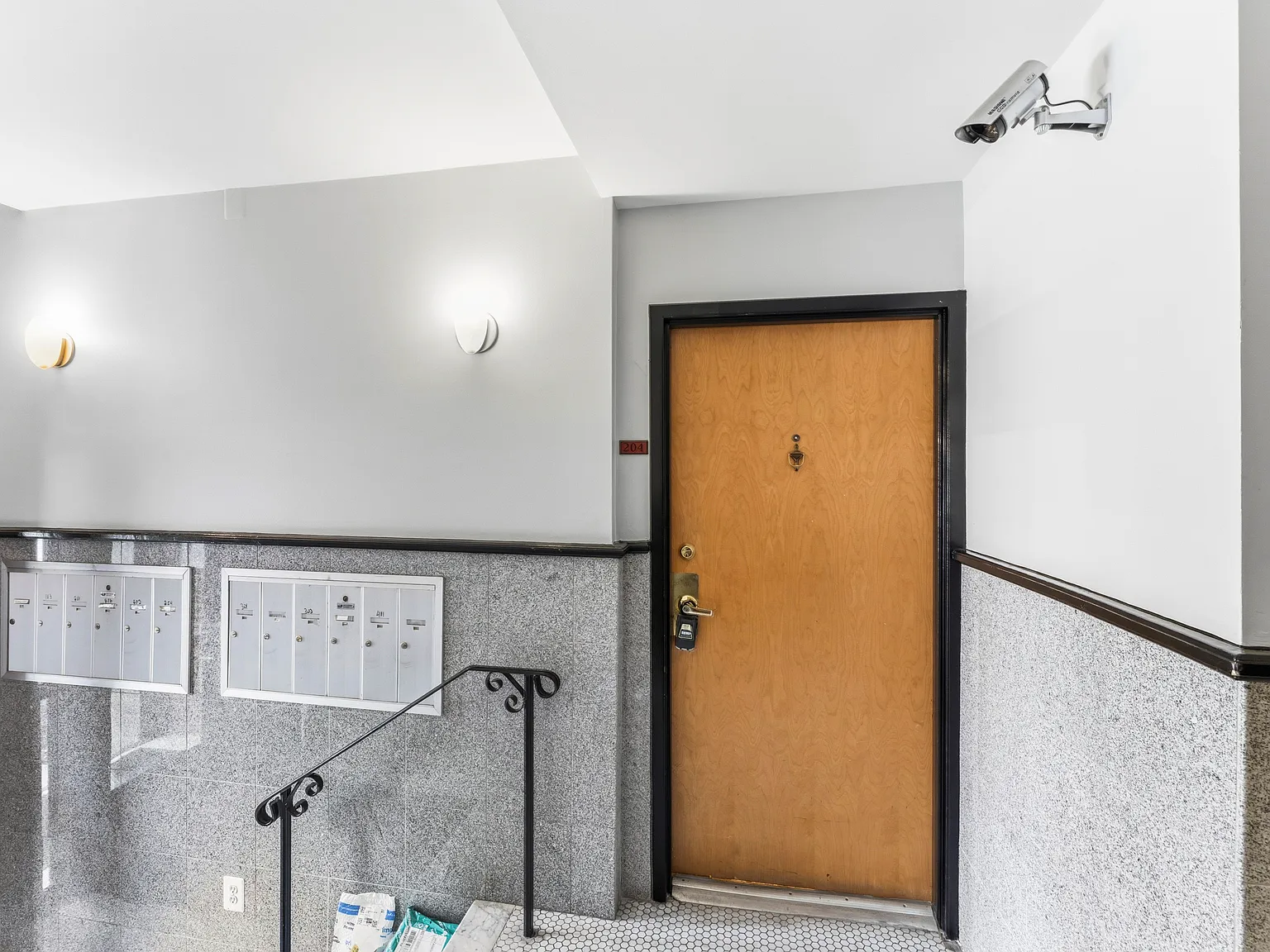 2 bed, 1050 sqft, $3,200 — Photo 2