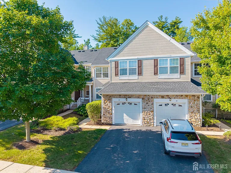 12 Scarlet Oak Dr — Photo 1