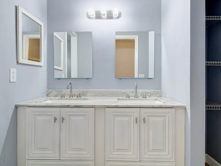 960 N Franklin Ave #960D — Photo 17