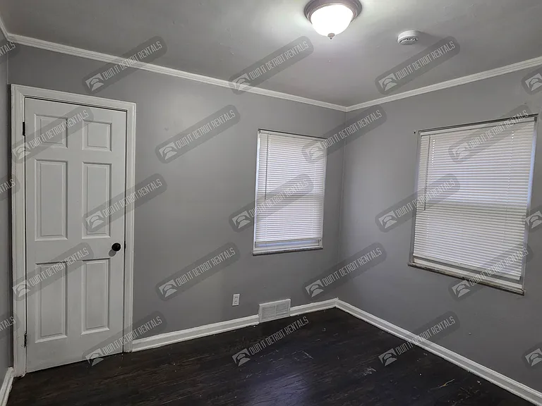 7331 W Outer Dr — Photo 8