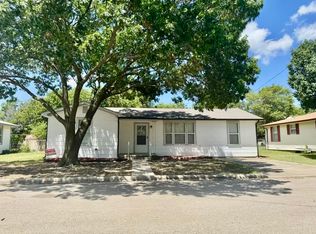 909 N Oak St, Muenster, TX 76252