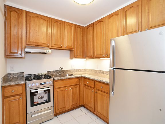 2nd image of 2844 Golden Gate Ave APT 3
