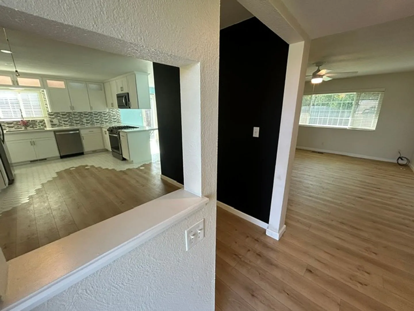 Newly Remodeled 3 Bedroom 2 Bathroom Home Close to Shopping and Restaurants — Photo 4