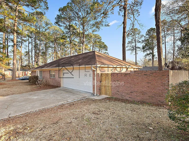 816 Winthrop Cir — Photo 6