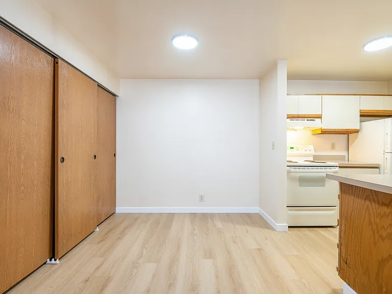Park Royal Apartments — Photo 14