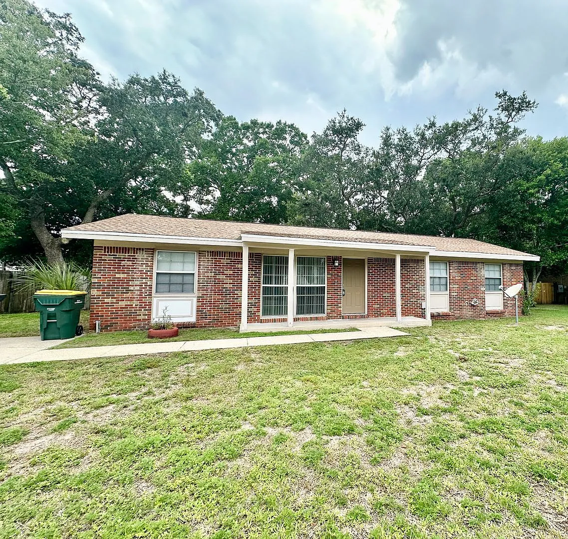 Remodeled 3 bedroom + bonus room & screen patio for rent! — Photo 2