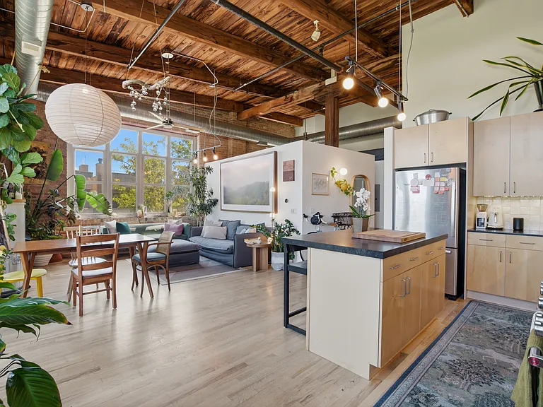2111 W Churchill St #306 — Photo 5