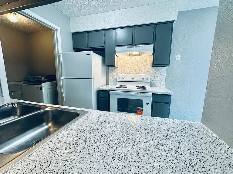 1318 Southport Dr — Photo 32