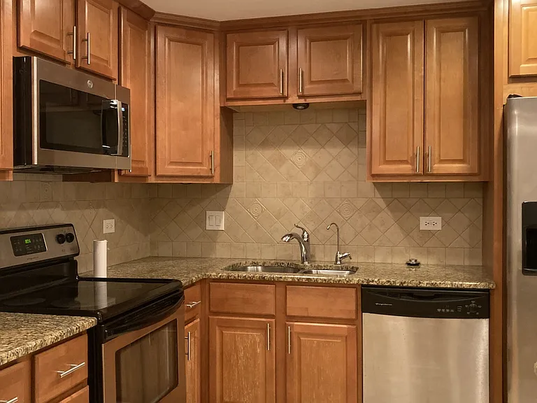 960 S River Rd #404 — Photo 3