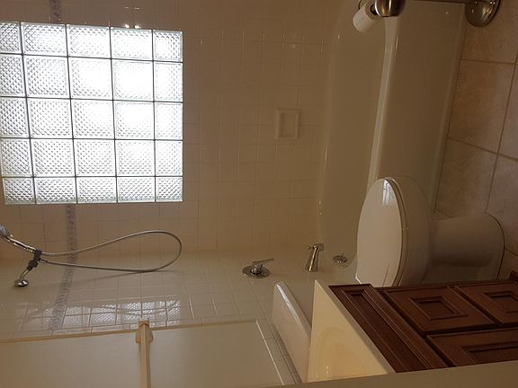 3rd image of 5221 39ave Ave #1YR