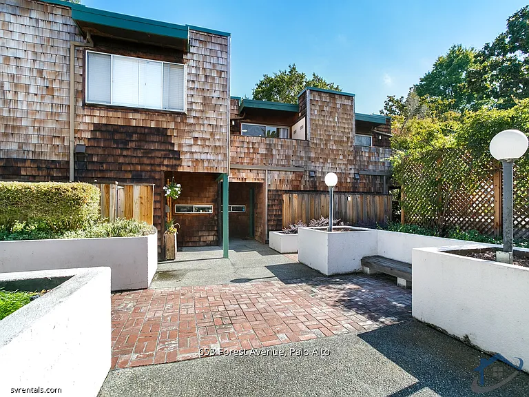 653 Forest Ave — Photo 2