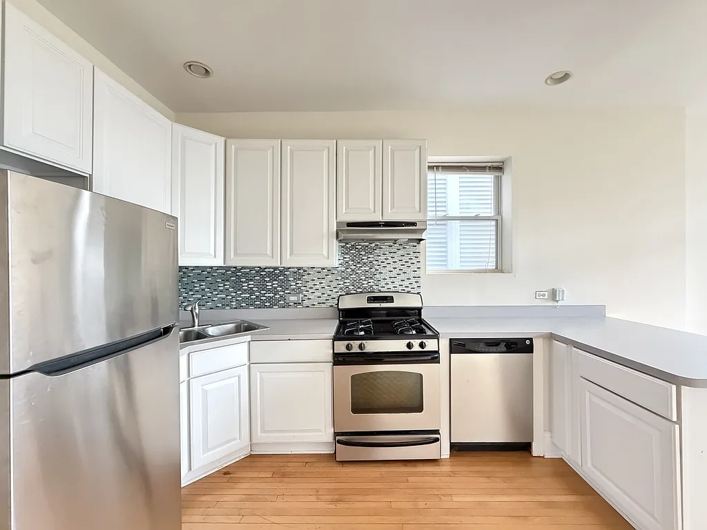 Appealing 2 Bed, 1 Bath at Bell + Roscoe (Roscoe Village) — Photo 3