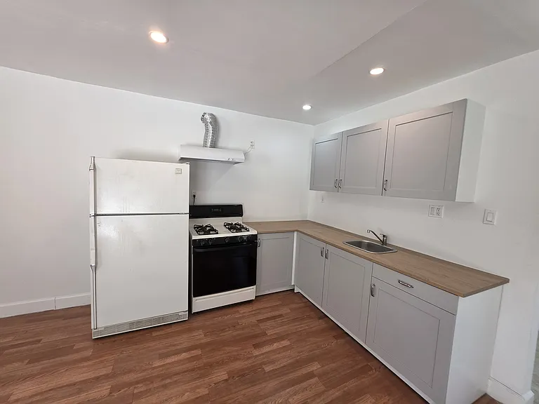 10533 Nassau Ave — Photo 8