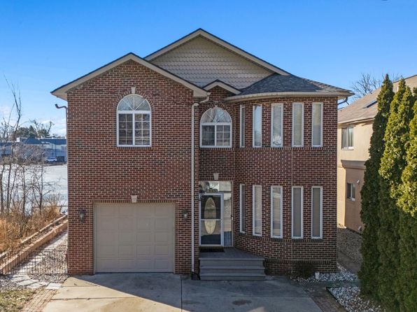 3165 Kenrick St, Keego Harbor, MI 48320