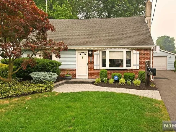 884 Briarcliff Ave, Maywood, NJ 07607